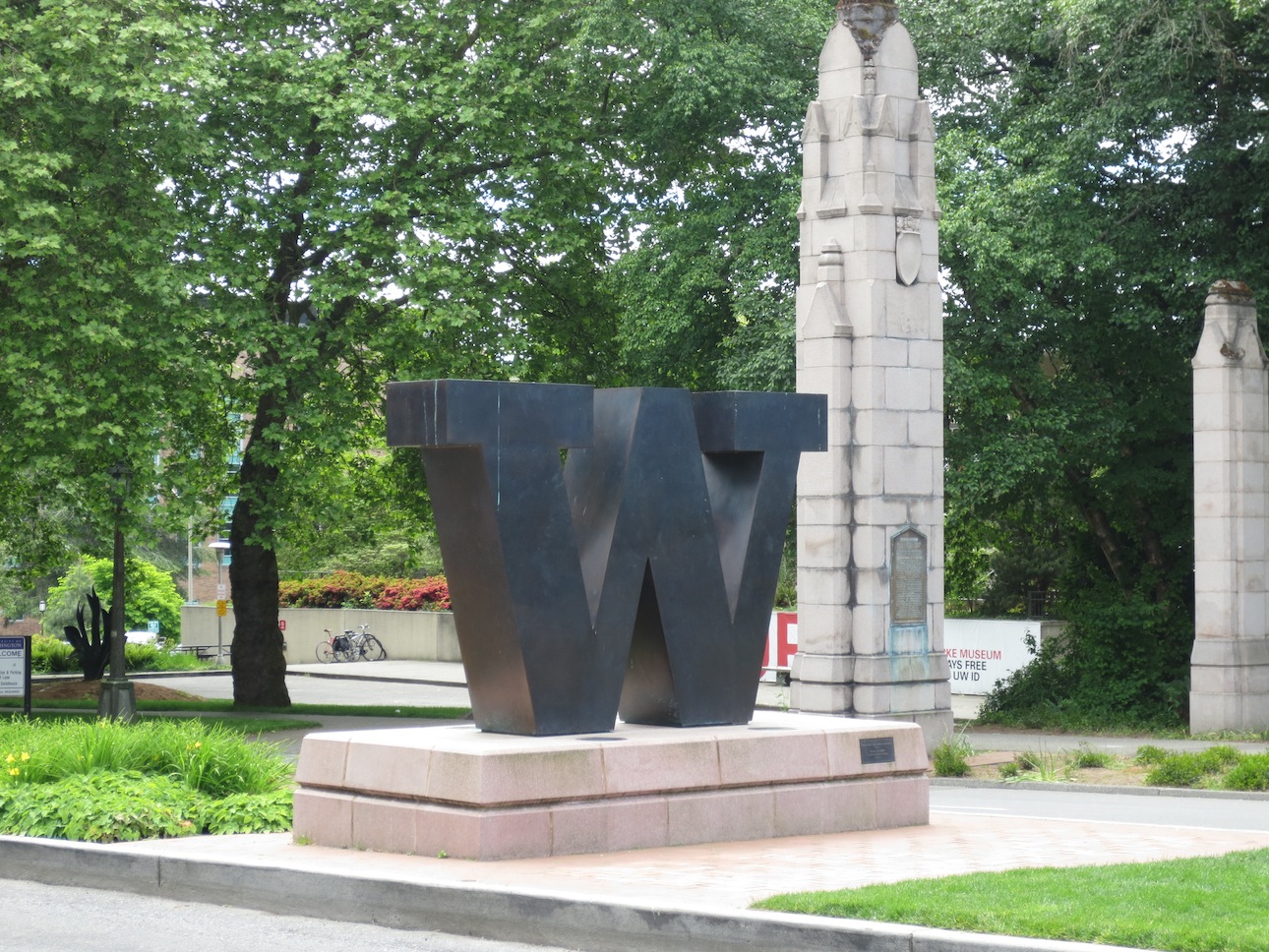 University of Washington logo at the entrance to their campus.